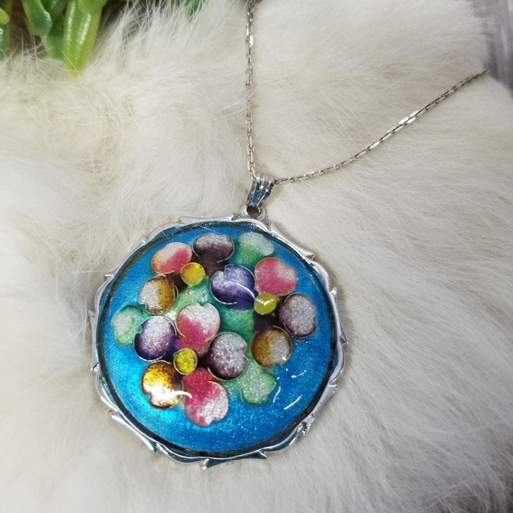 Stunning Vintage Enameled Pendant necklace